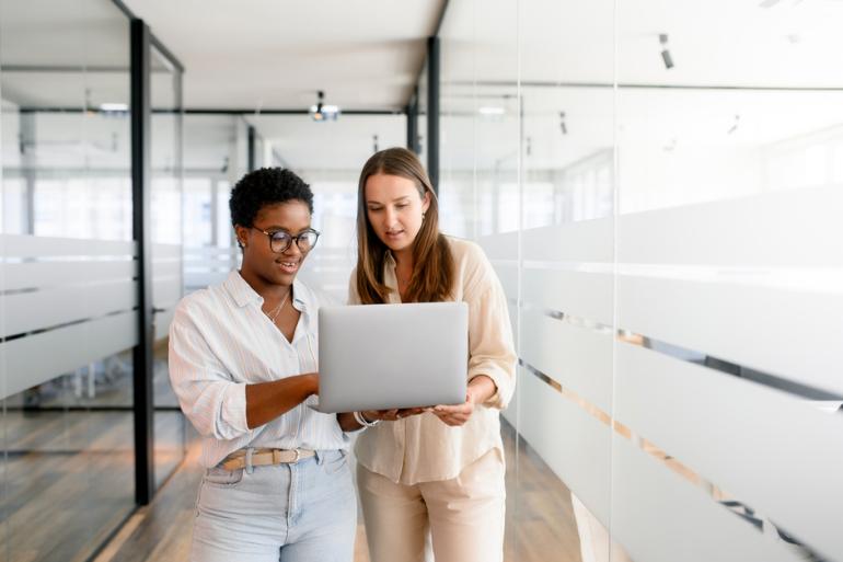 Mujeres revisando una información en el computador